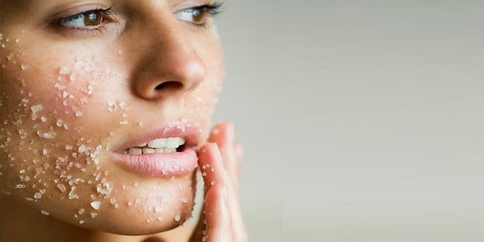 Exfoliation régulière pour traiter l'acné kystique