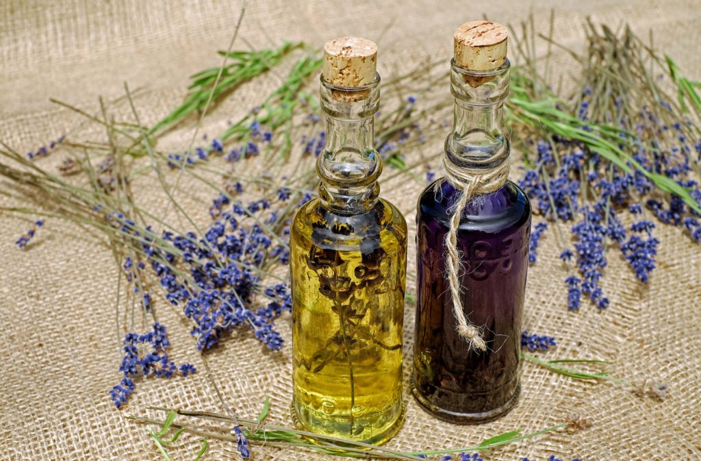 Acné traitement naturel : Appliquez des huiles essentielles pour réduire l’acné et les cicatrices d'acné