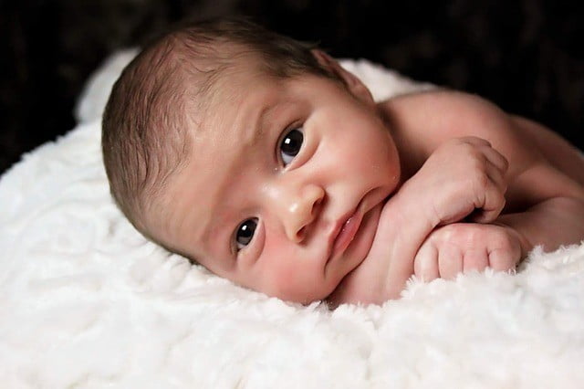 Acné du nourrisson : causes, traitements et conseils Comparaison acné du nourrisson et éruption cutanée bénigne sur peau de bébé