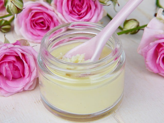 Acné du nourrisson : causes, traitements et conseils Huile de noix de coco vierge pour traiter l'acné du nourrisson naturellement