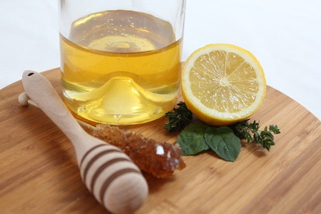 Traitement acné du nourrisson remède naturel : Jus de citron et miel 