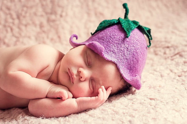 Acné du nourrisson : causes, traitements et conseils Acné du nourrisson infantile : pustules rouges visibles sur le visage d'un nourrisson de 4 mois