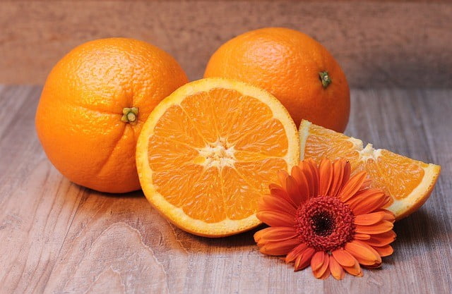 Les oranges pour éliminer les boutons sur le visage