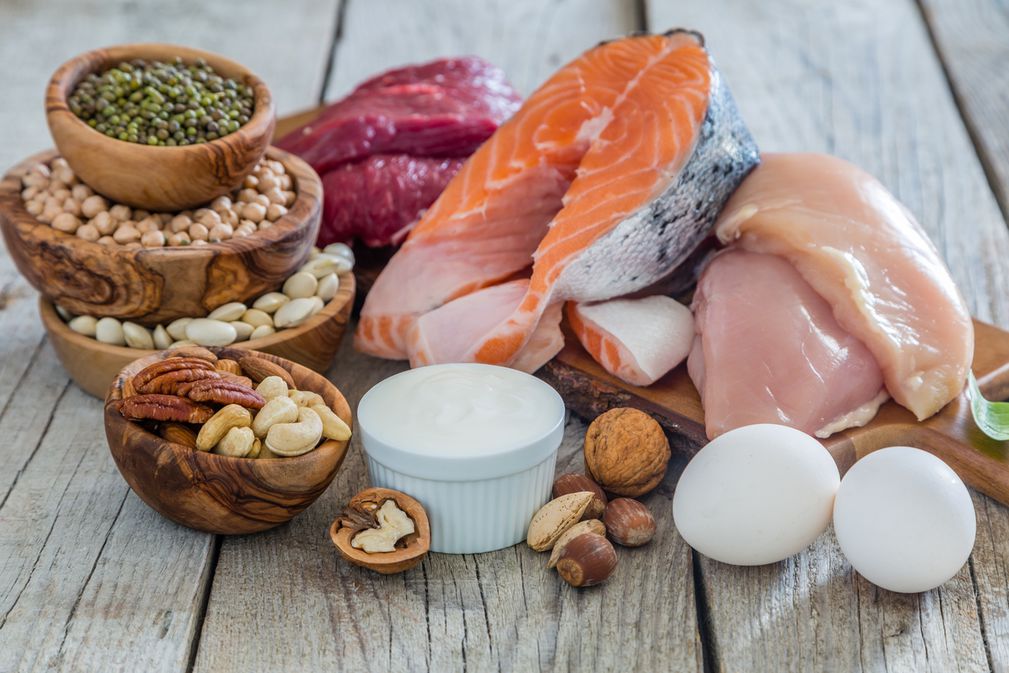 Top 7 Conseils minceur pour maigrir sainement conseils minceur protéines maigres : poulet grillé, poisson et légumineuses dans une assiette équilibrée