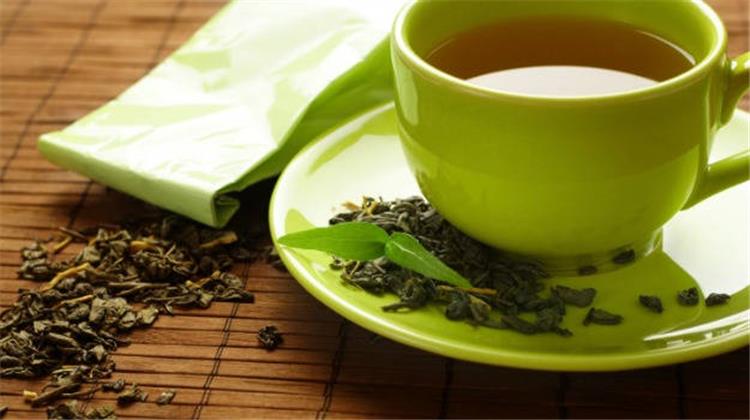 Buvez du thé vert décaféiné pour enlever les boutons sur le visage