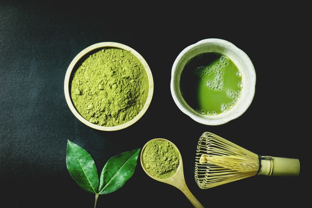 Thé Matcha pour maigrir : le guide complet et efficace Thé Matcha pour maigrir préparé avec un fouet en bambou chasen dans un bol traditionnel