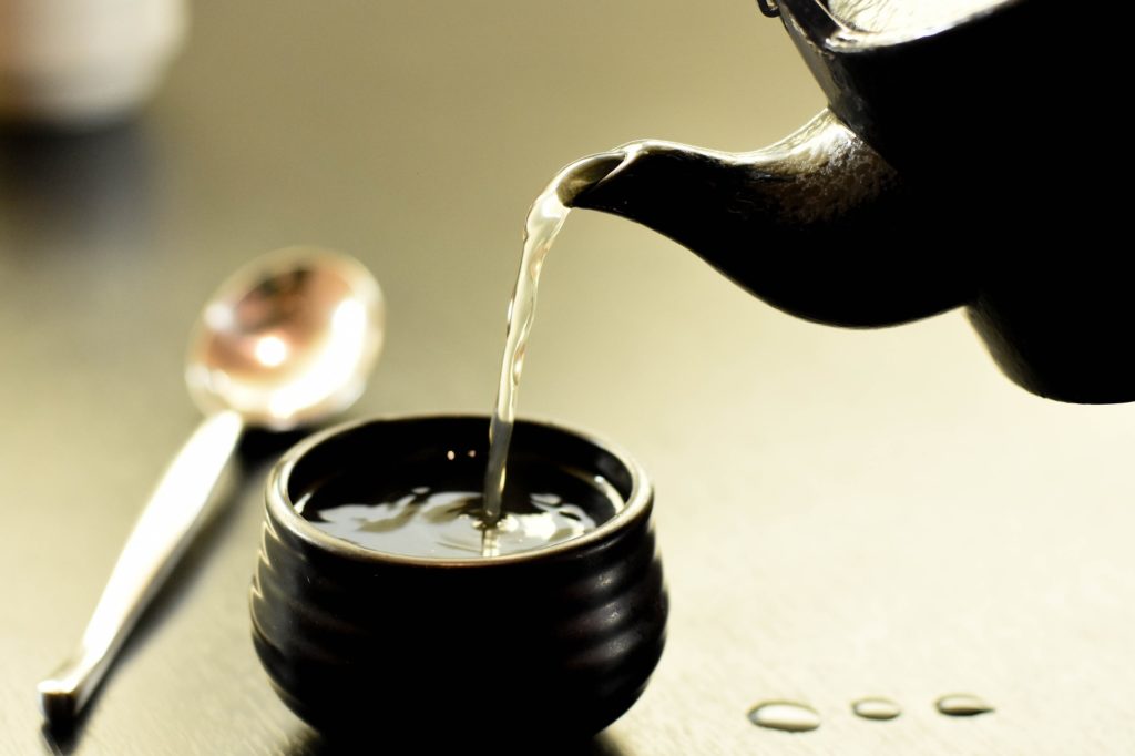 Thé vert Sencha : bienfaits, valeurs et conseils Thé vert Sencha : effets secondaires et précautions à connaître avant consommation