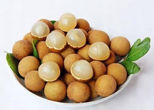 Longane : Un fruit exotique aux vertus exceptionnelles Longane : Un fruit utilisé en tisane traditionnelle asiatique, thé aux yeux de dragon avec longanes séchés dans une tasse
